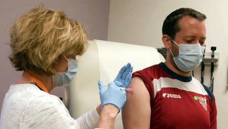 В США успешно протестировали вакцину от COVID-19 на людях